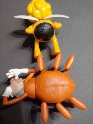 Dos figuras PVC La Abeja Maya y araña Tecla