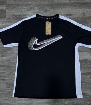 Camiseta Nike Negra y Blanca