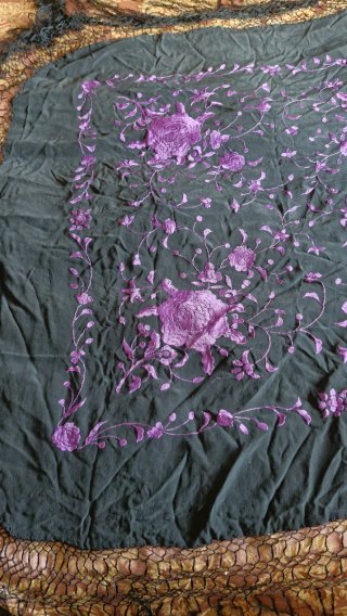 Manton negro bordado morado