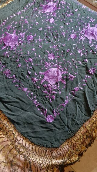 Manton negro bordado morado