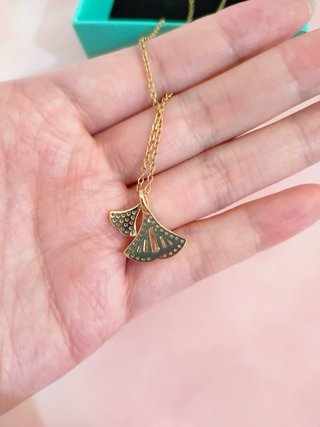 Collana con ciondolo foglia oro