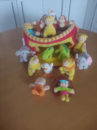 Arco de Noé con animales de peluche
