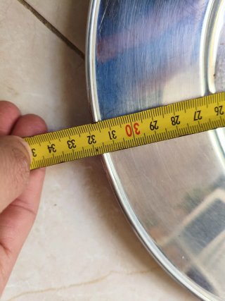 Bajo platos metálicos plateados