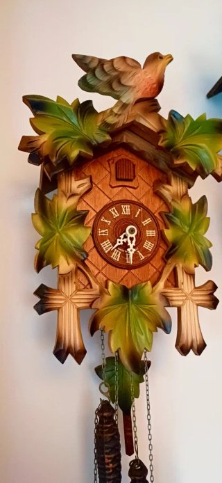 Orologio a cucù in legno con uccellino