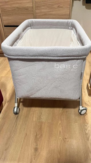 Cuna de bebé con ruedas