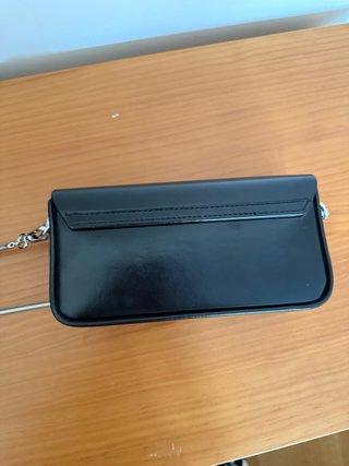 Bolso negro con cadena plateada