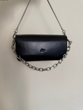 Bolso negro con cadena plateada
