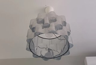 Pantalla de lámpara plateada y transparente