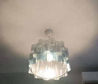 Pantalla de lámpara plateada y transparente