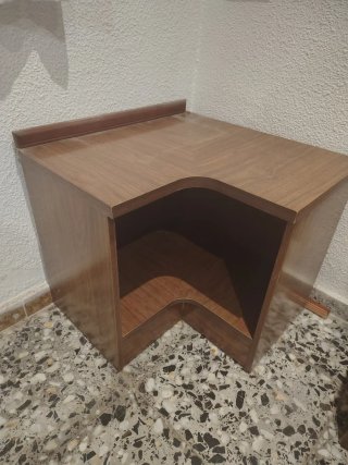 Mesita esquinera de madera