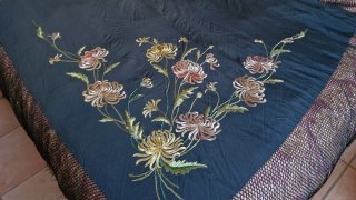 Manton negro de seda con flores bordadas