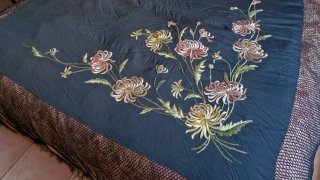 Manton negro de seda con flores bordadas