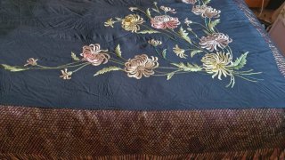 Manton negro de seda con flores bordadas