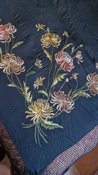 Manton negro de seda con flores bordadas