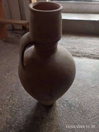 Pareja de cántaros de barro tradicionales.