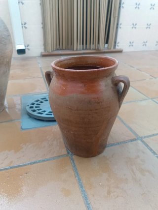 Pareja de cántaros de barro tradicionales.