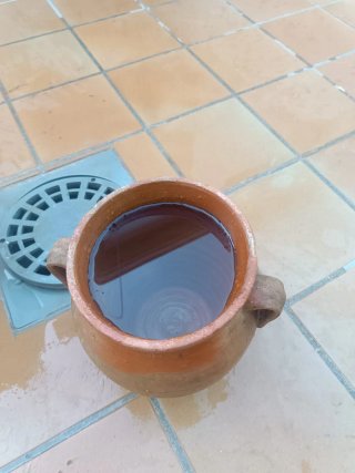 Pareja de cántaros de barro tradicionales.