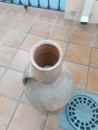 Pareja de cántaros de barro tradicionales.