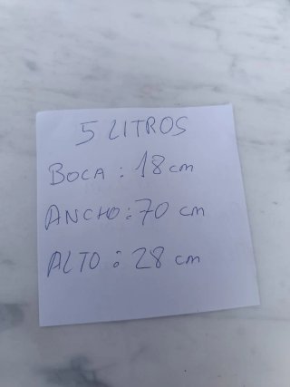 Pareja de cántaros de barro tradicionales.