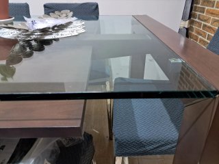Mesa de comedor de madera y cristal