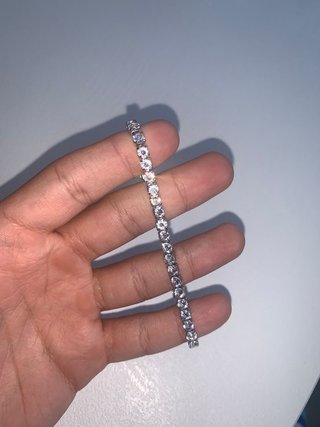 Pulsera plateada con brillo