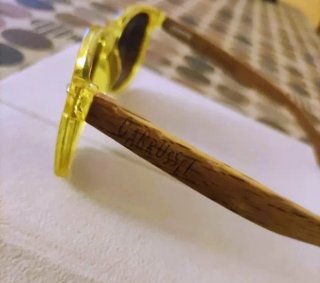Gafas de sol amarillas con patillas de madera .