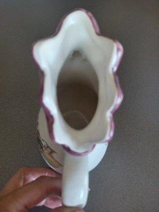 Brocca in ceramica a forma di gallina