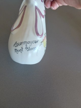 Brocca in ceramica a forma di gallina