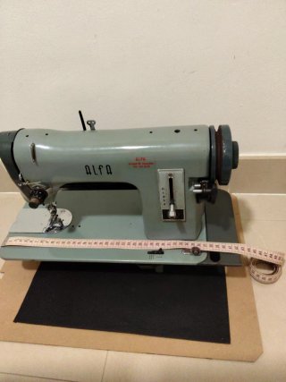Máquina de coser Alfa vintage