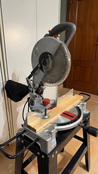 Tronzadora-ingletadora 255mm con banco de trabajo