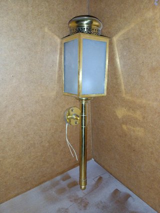 Lámpara de pared dorada y cristal
