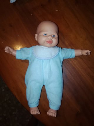 Muñeco bebé con pijama azul