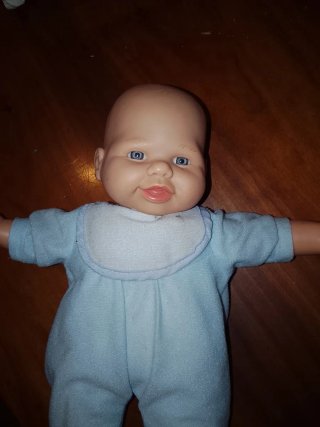 Muñeco bebé con pijama azul