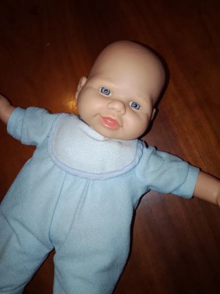 Muñeco bebé con pijama azul