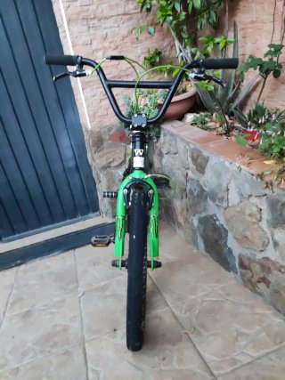 Bicicleta BMX Negra y Verde para Niño