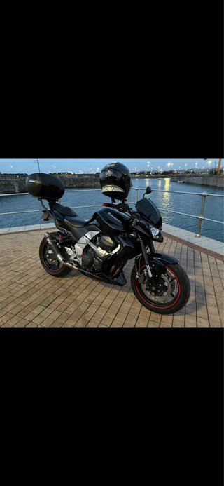 Kawasaki Z750 Negra y Roja