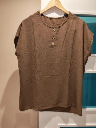 Blusa marrón con botones