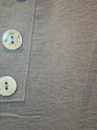 Blusa marrón con botones