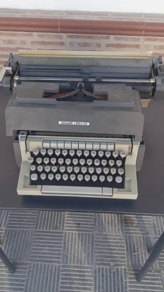 Máquina de escribir Olivetti Línea 98