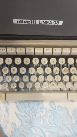 Máquina de escribir Olivetti Línea 98