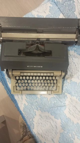 Máquina de escribir Olivetti Línea 98