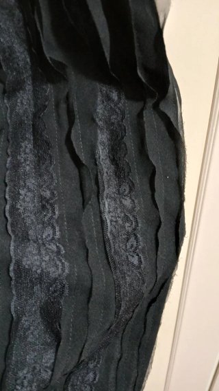 Tubino con pizzo e lampo posteriore