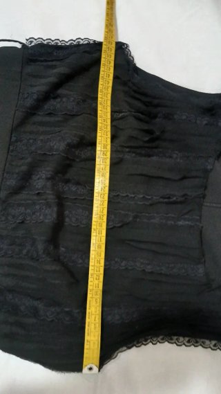 Tubino con pizzo e lampo posteriore