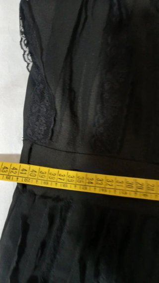 Tubino con pizzo e lampo posteriore
