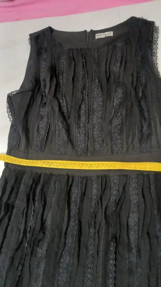Tubino con pizzo e lampo posteriore