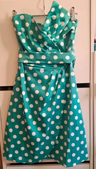 Vestido turquesa con lunares
