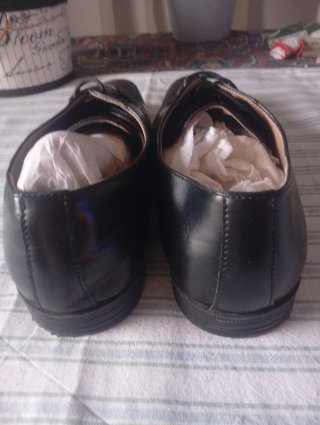 Zapatos de vestir negros , con cordones.