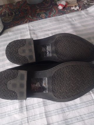 Zapatos de vestir negros , con cordones.