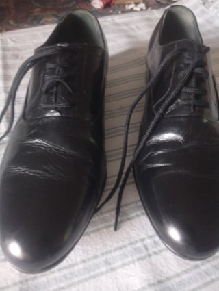 Zapatos de vestir negros , con cordones.