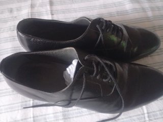 Zapatos de vestir negros , con cordones.